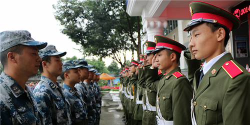 万通第一课 军训锻造学生钢铁意志